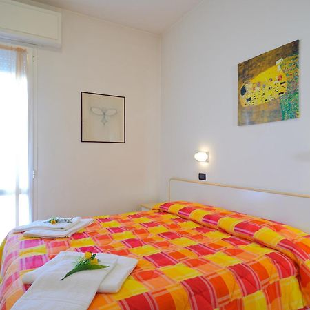 Hotel Petrarca Римини Экстерьер фото
