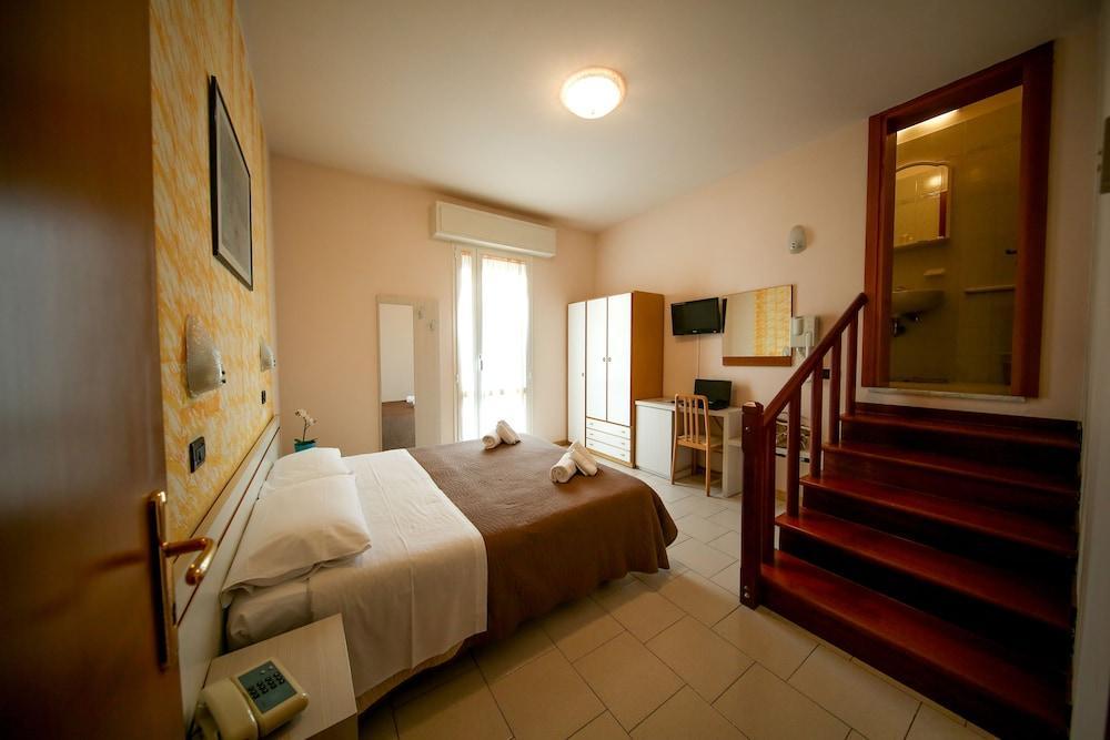 Hotel Petrarca Римини Экстерьер фото