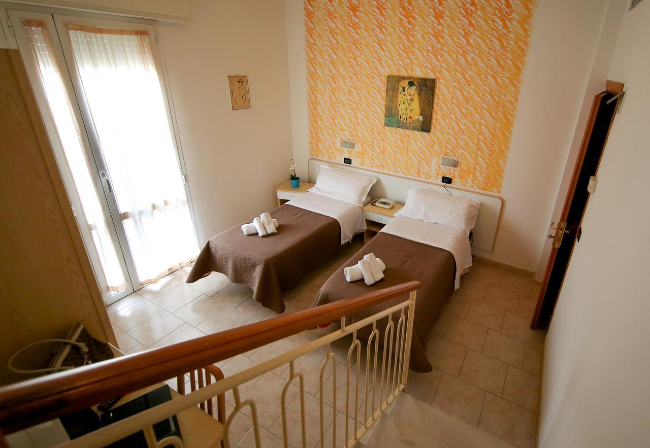 Hotel Petrarca Римини Экстерьер фото