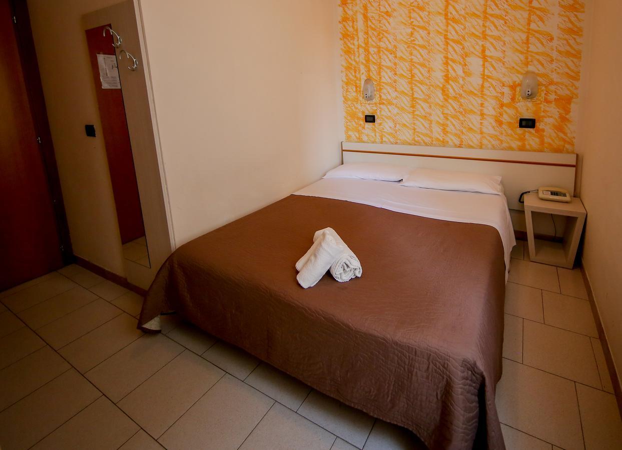 Hotel Petrarca Римини Экстерьер фото
