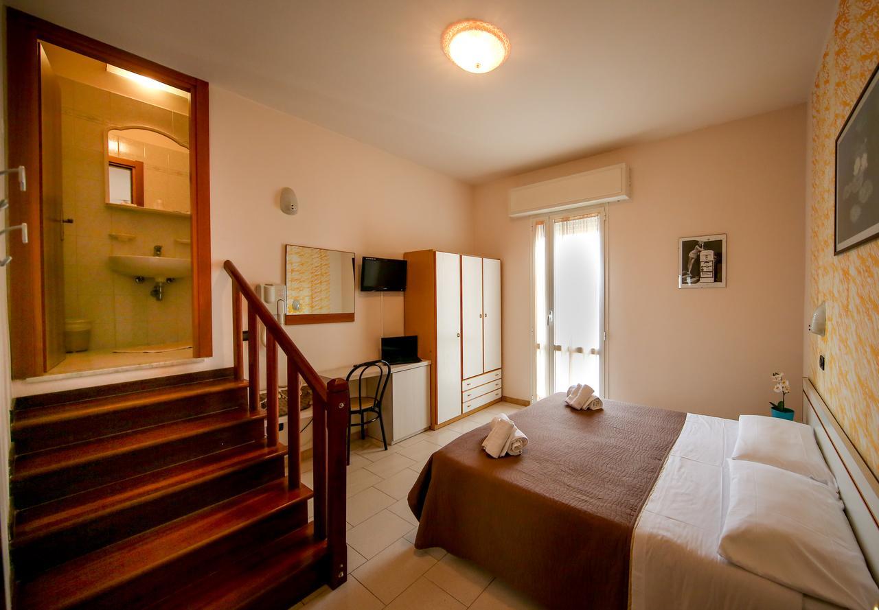 Hotel Petrarca Римини Экстерьер фото