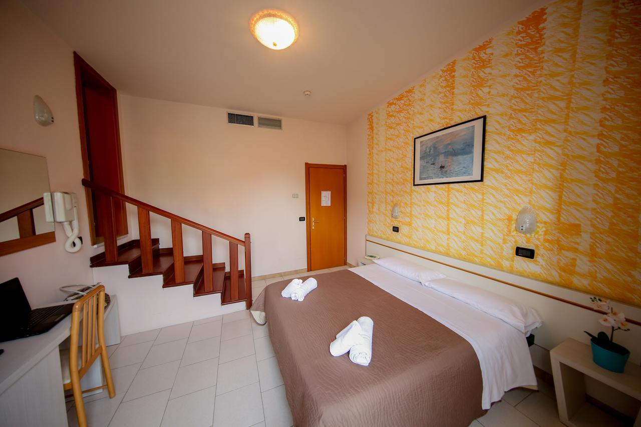 Hotel Petrarca Римини Экстерьер фото