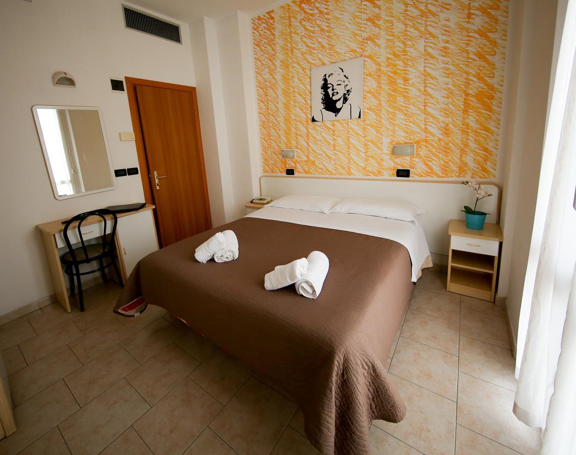 Hotel Petrarca Римини Экстерьер фото