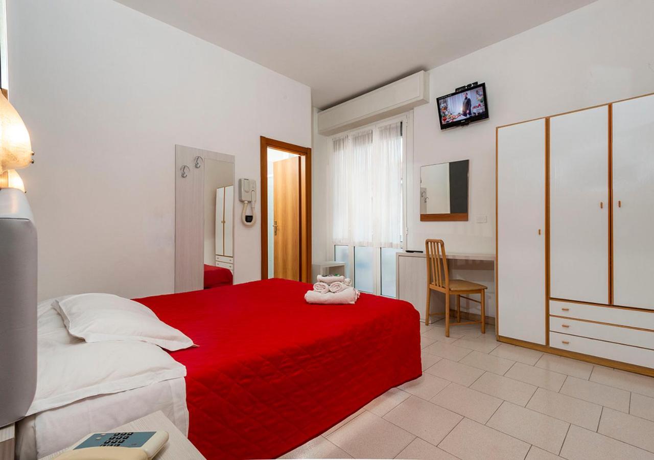 Hotel Petrarca Римини Экстерьер фото