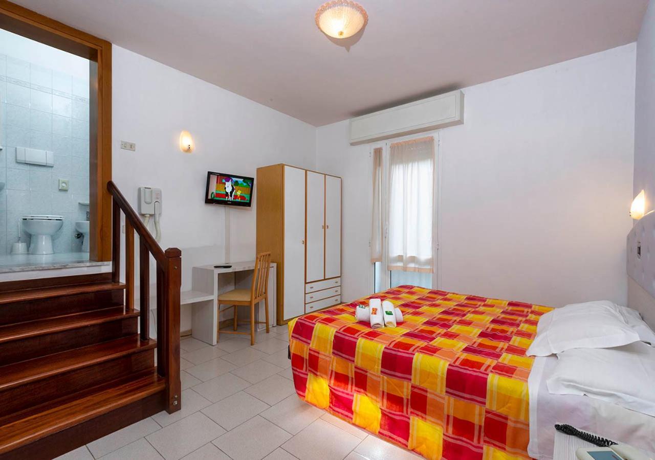 Hotel Petrarca Римини Экстерьер фото