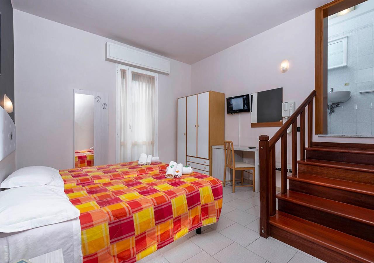 Hotel Petrarca Римини Экстерьер фото