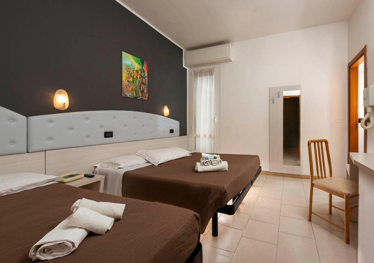 Hotel Petrarca Римини Экстерьер фото