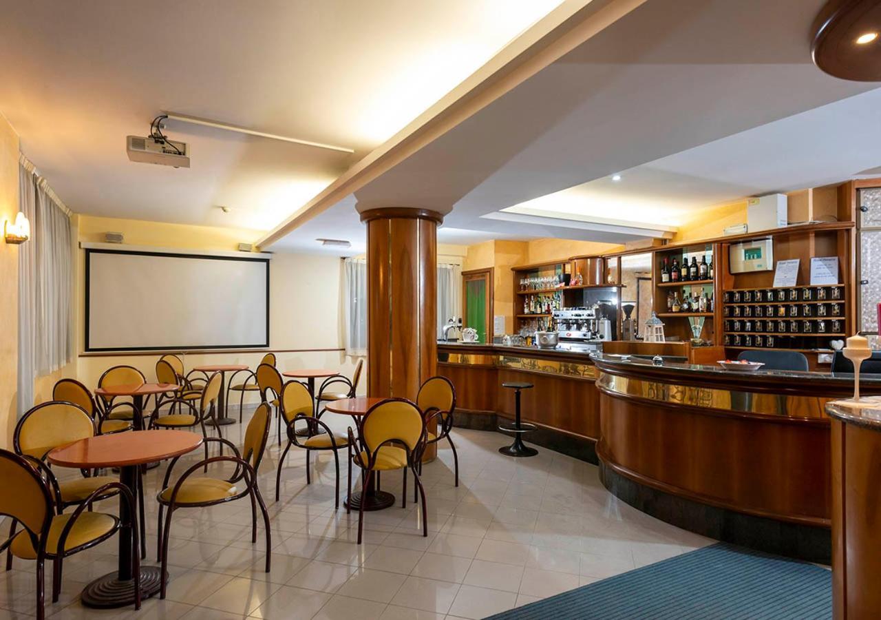 Hotel Petrarca Римини Экстерьер фото