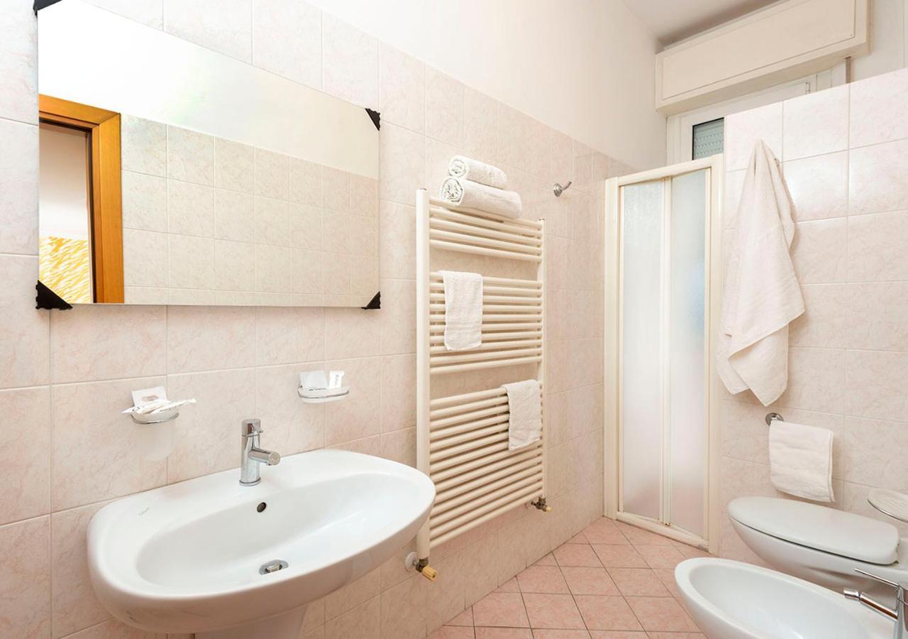 Hotel Petrarca Римини Экстерьер фото