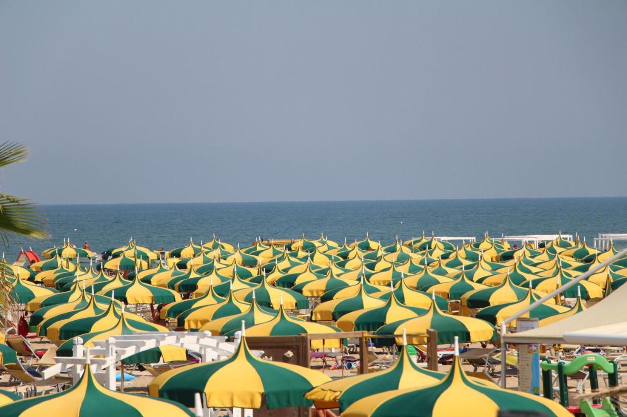 Hotel Petrarca Римини Экстерьер фото