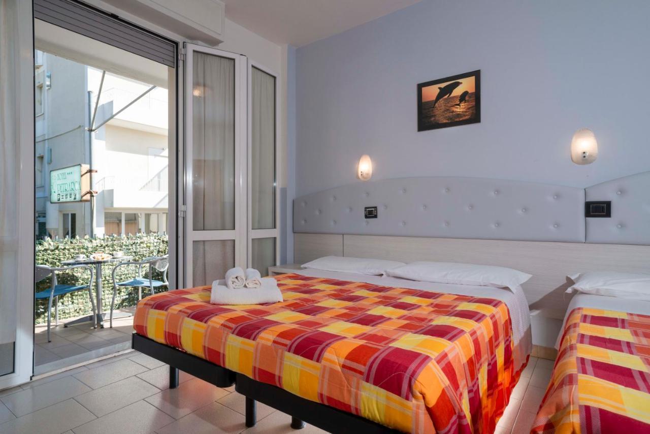 Hotel Petrarca Римини Экстерьер фото