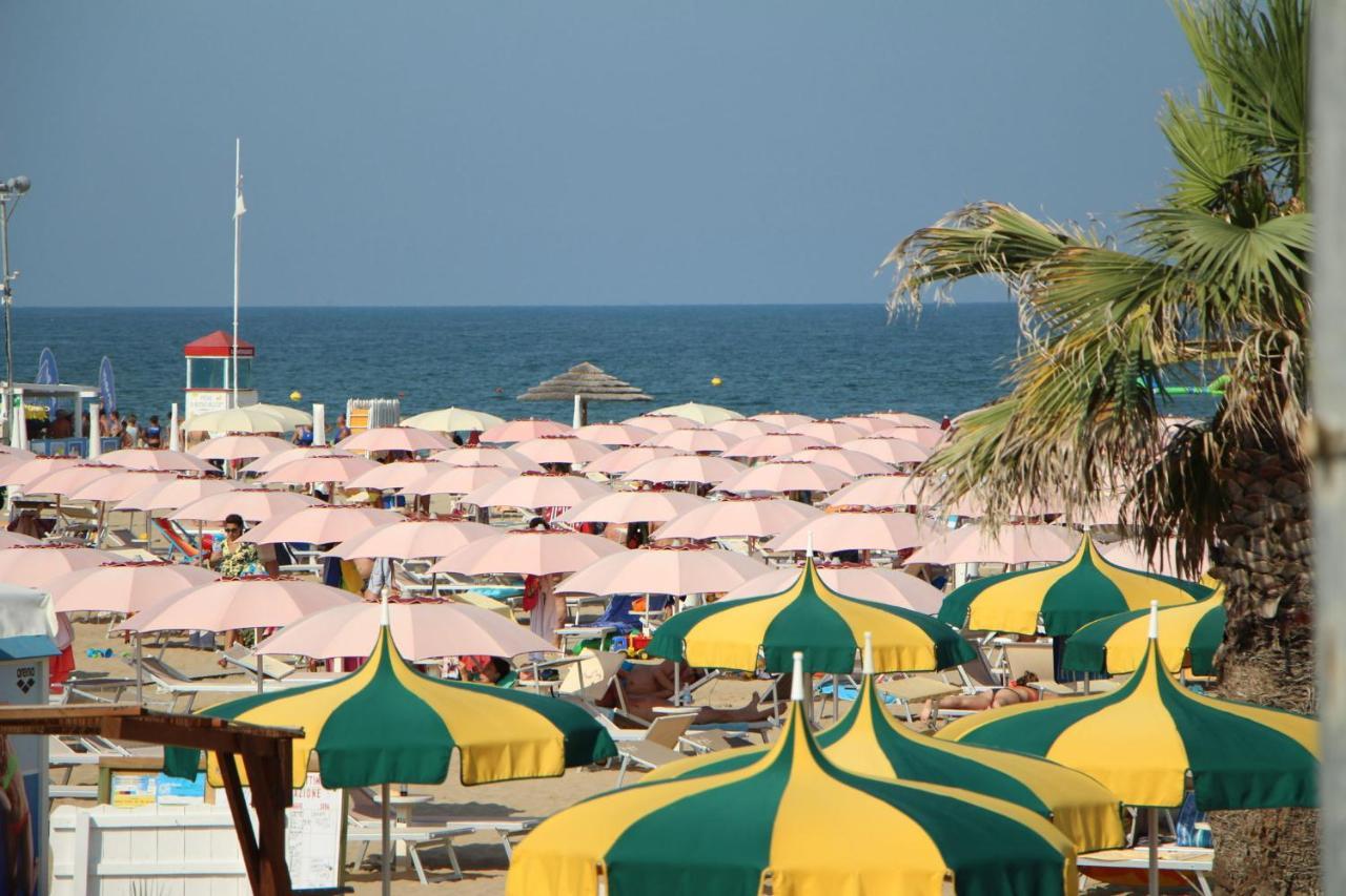 Hotel Petrarca Римини Экстерьер фото