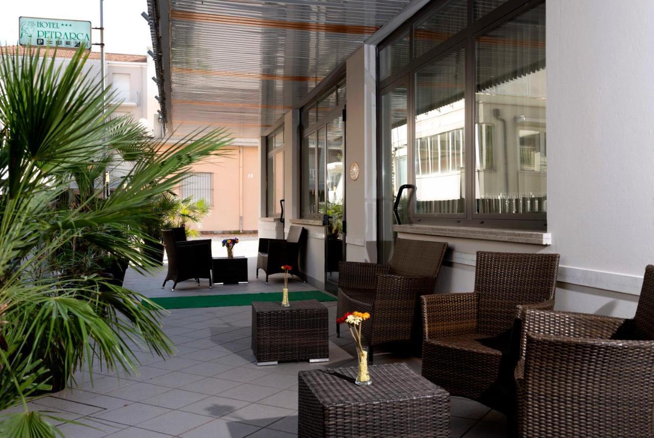 Hotel Petrarca Римини Экстерьер фото