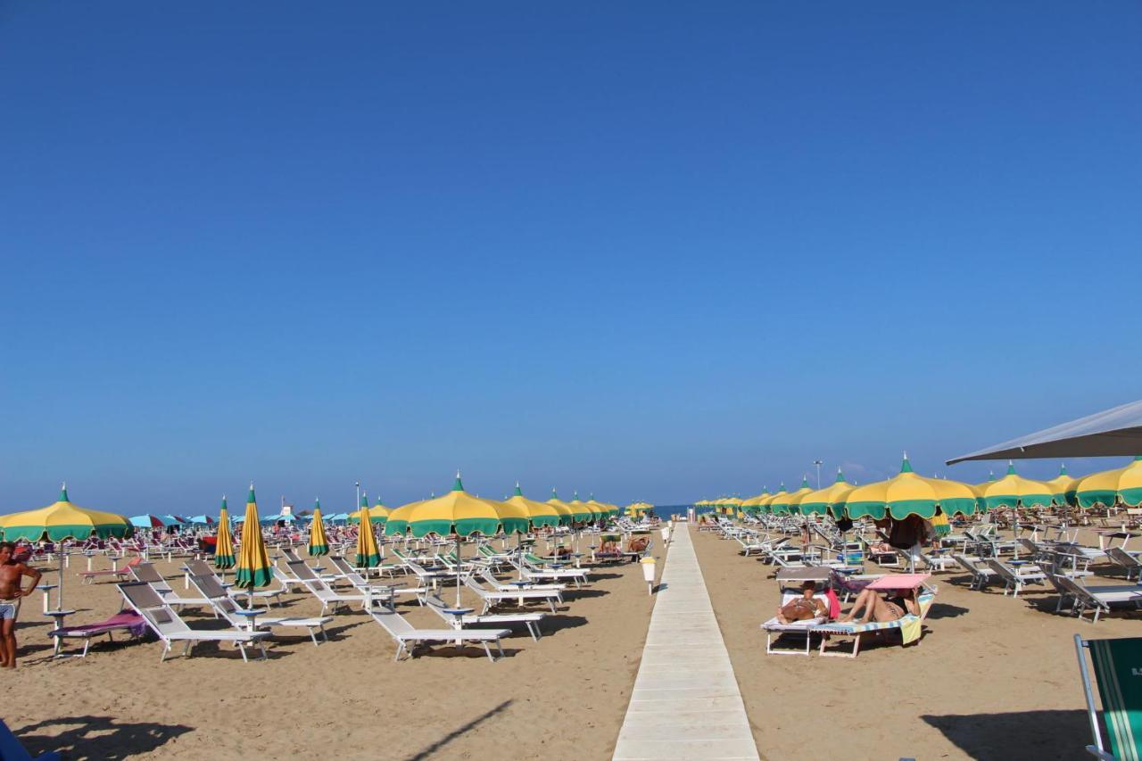 Hotel Petrarca Римини Экстерьер фото