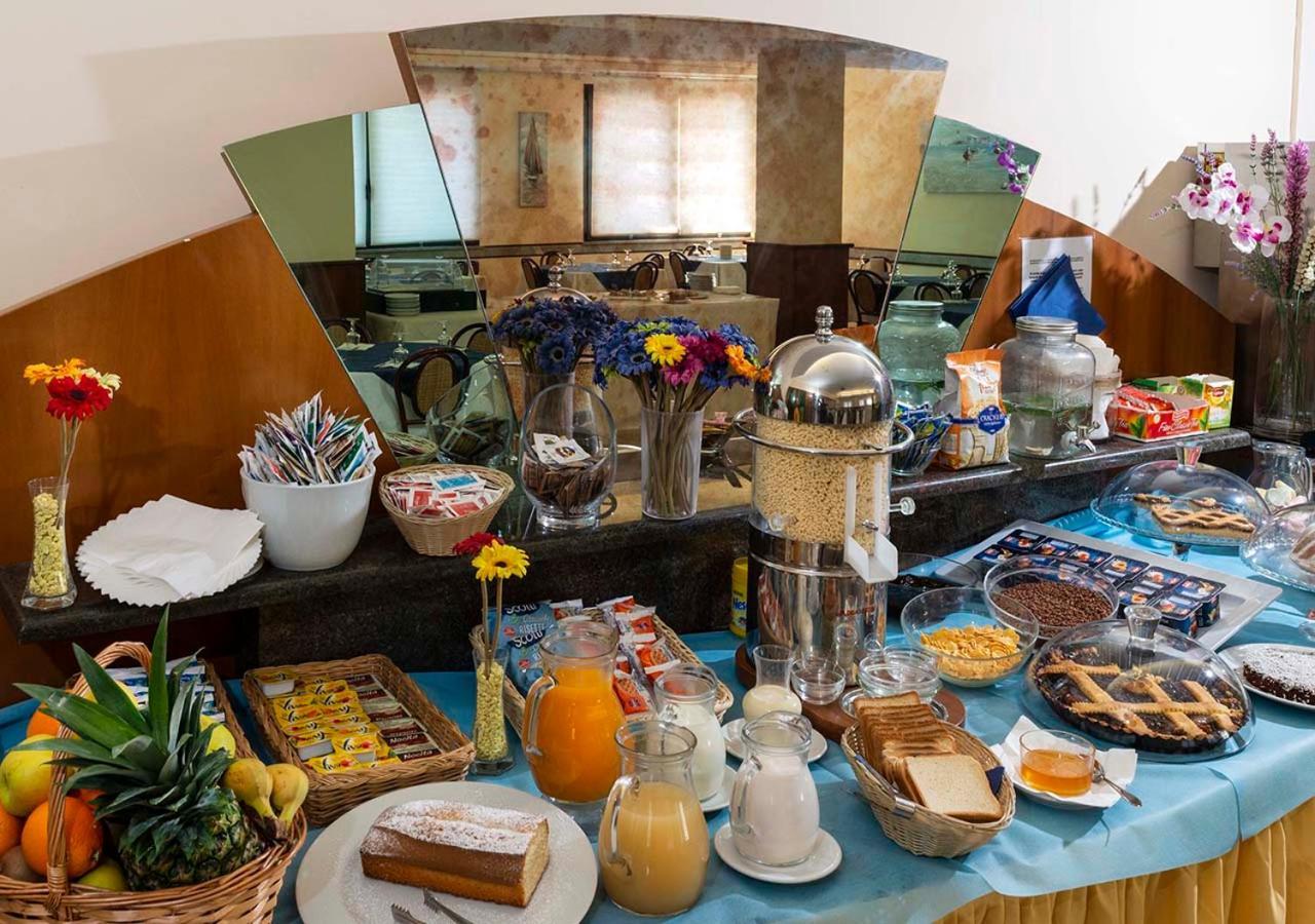 Hotel Petrarca Римини Экстерьер фото
